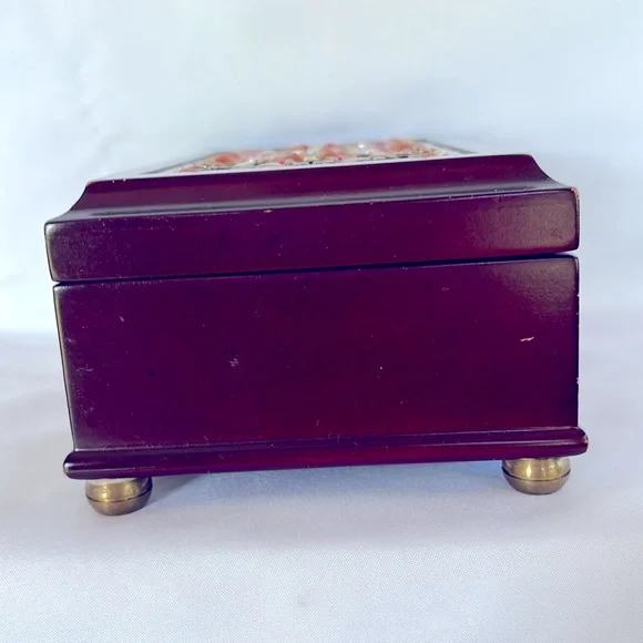LIKE NEW ❤️ STUNNING STONES EMBROIDERY LID TIMELESS CLASS CHARM WOODEN MUSIC BOX - Picture 8 of 15